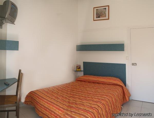 Brit Hotel Lyon Nord Dardilly Room photo